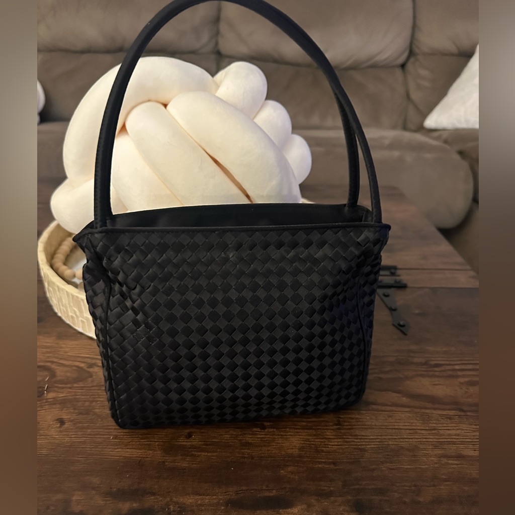 Bottega Veneta Woven Shoulder Bag In Black